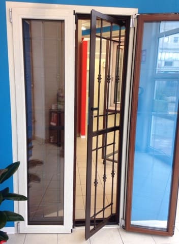 Grata di sicurezza e zanzariera in esposizione nello showroom Infiss.Art di Terni