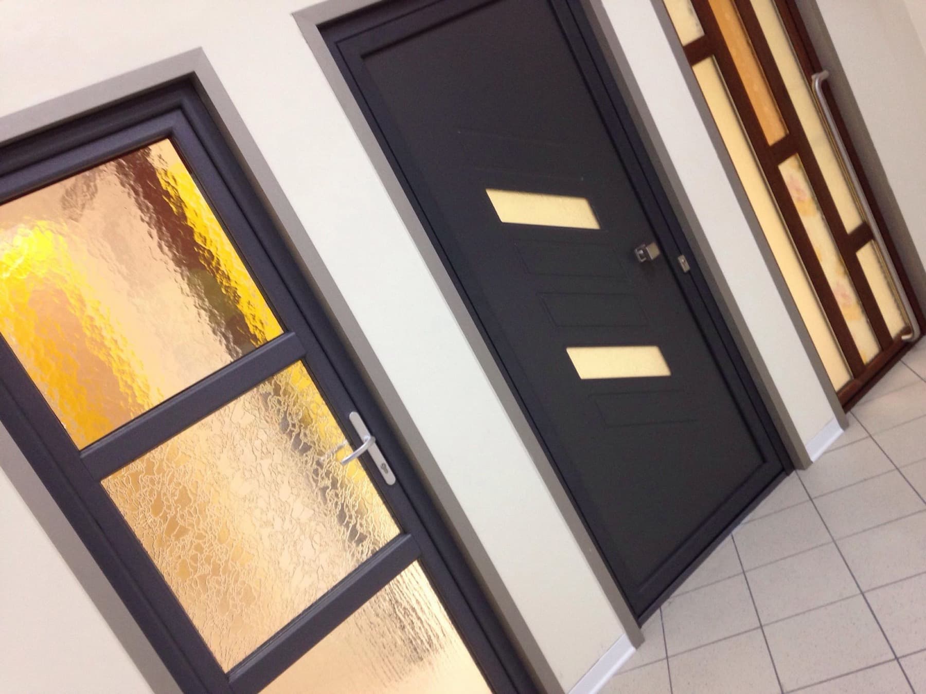 Portoncini d'ingresso e porte blindate esposti nello showroom Infiss.Art di Terni