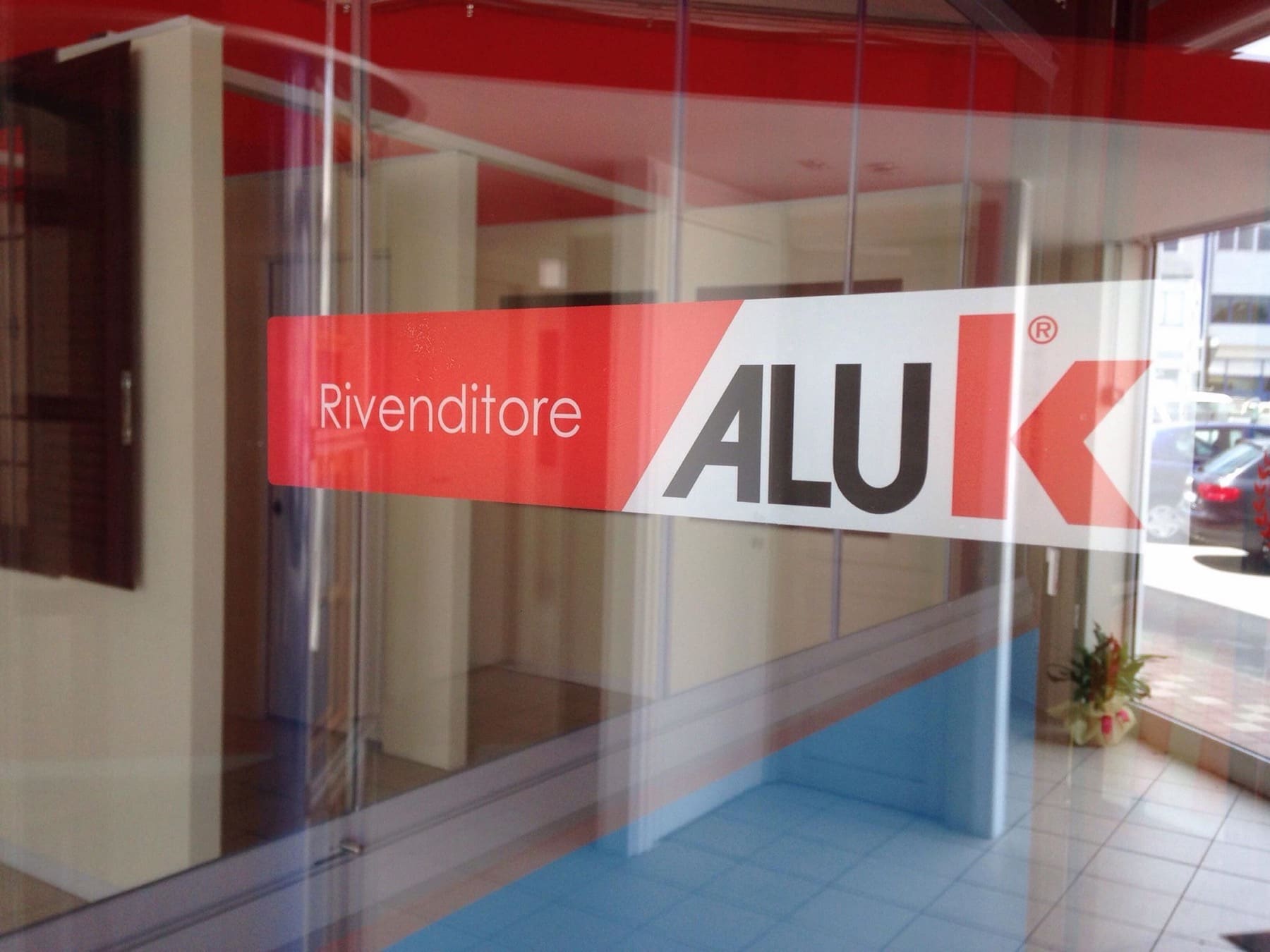 Vetrina dello showroom Infiss.Art di Terni vista dall'interno